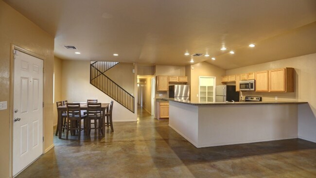 Building Photo - 2136 N Euclid Ave