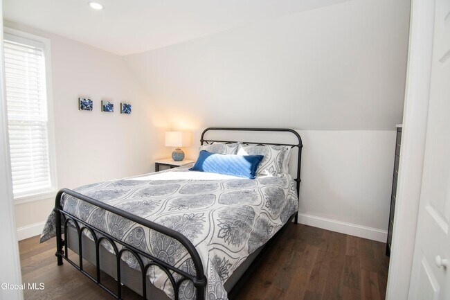 Building Photo - 4 Van Buren St