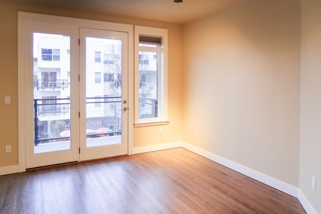 Building Photo - Lakeside 2BR Condo with Modern Finishes & Prime Location!