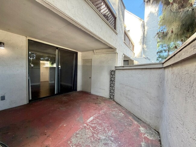 Building Photo - Great One Bedroom in the heart of Mission Valley! Parking and Laundry!