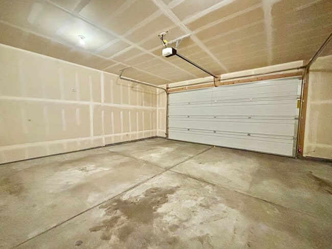 Building Photo - Beautiful 3 bed, 3 bath Townhome in West W...