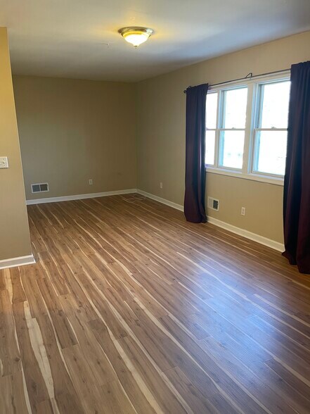Living Room - 638 Fellows Ave