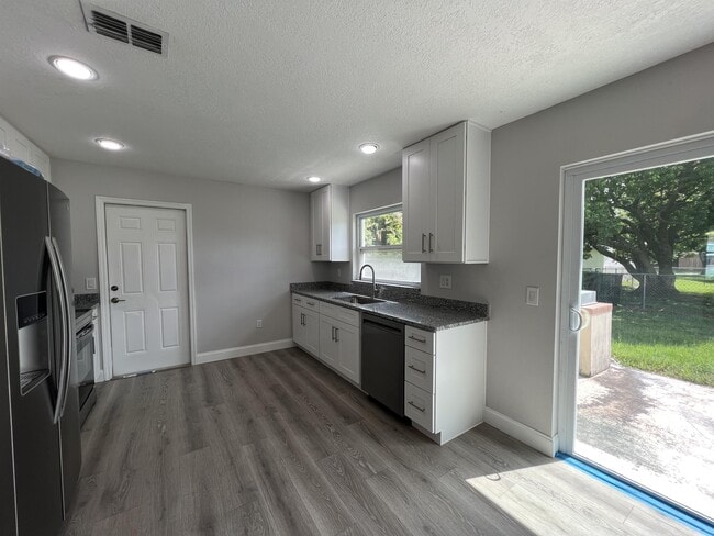 Building Photo - 1313 Summer Breeze Rd