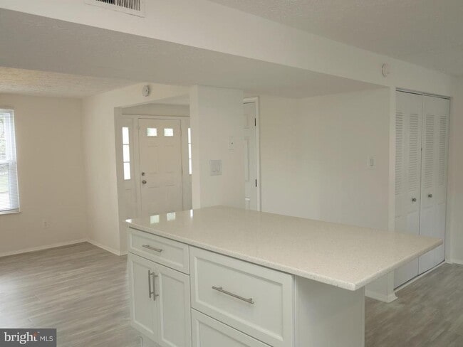 Building Photo - 8406 Woodford Ct