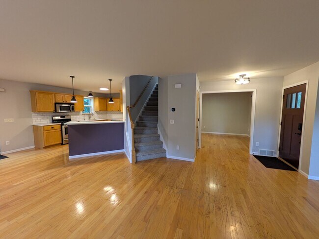 Building Photo - 3 bed / 3 bath House in Deforest!