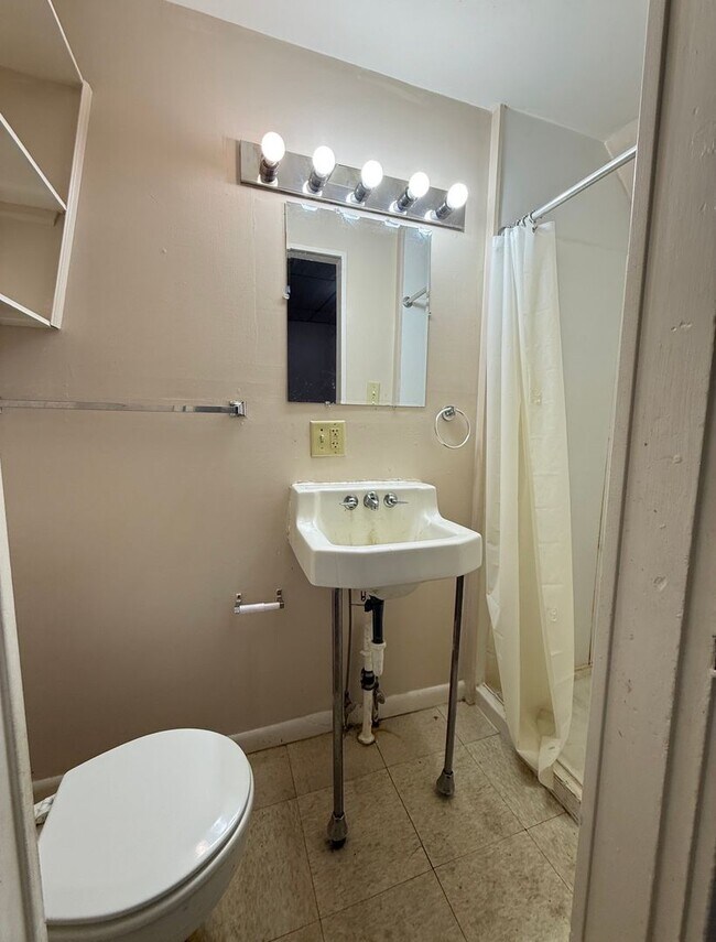 Building Photo - KEE - 909-911 N 10th