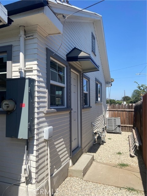 Building Photo - 4050 Floral Dr