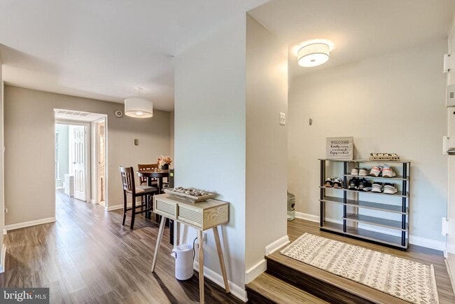 Building Photo - 11260 Chestnut Grove Square