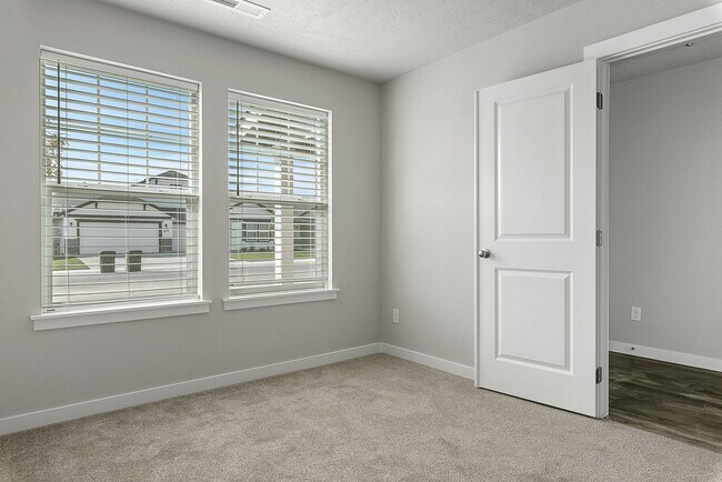 Building Photo - 3 Bed 2.5 Bath + Loft & Office located in the Greyhawk Subdivision