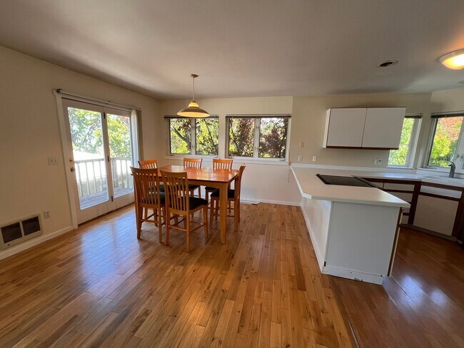 Building Photo - 2 Bedroom Duplex For Rent In Hood River