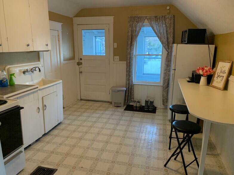 Kitchen - 818 N 7th Ave E