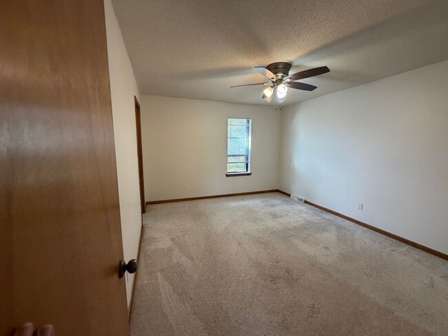 Building Photo - Lakefront 2 bed 2.5 bath townhouse!