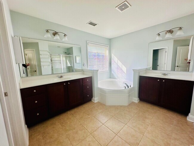 Building Photo - 634 Plantation Oaks Dr