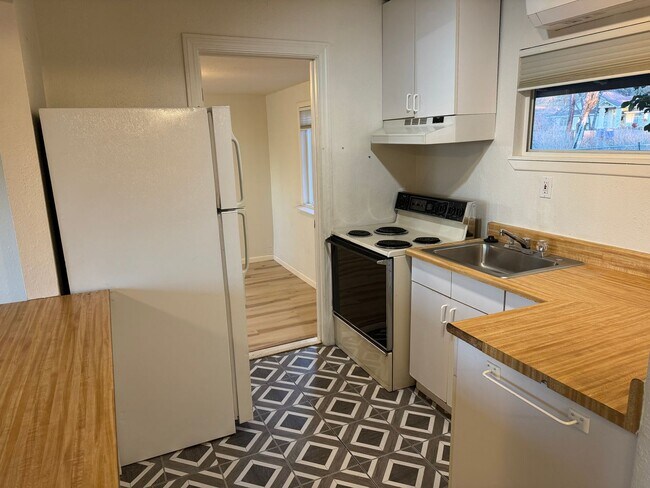 Building Photo - Lower Paradise One Bedroom Home Available Now