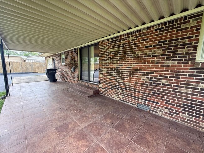 Building Photo - 3-Bedroom Home with Spacious Yard, Storage Shed & Natural Light