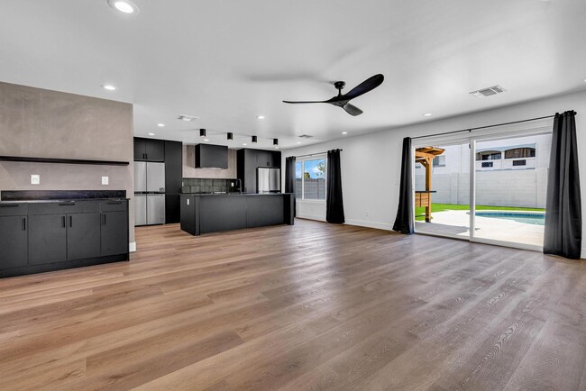 Building Photo - 6 Bedroom/4 Bath - Fully Remodeled