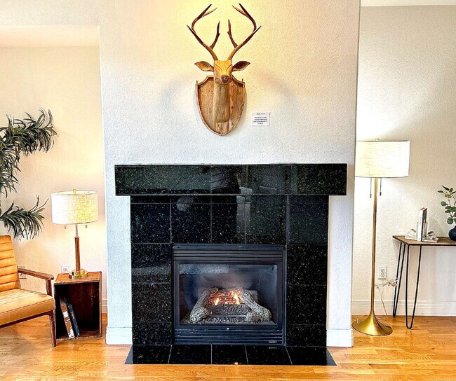 Building Photo - Bright & Peaceful 2 Bed, 2 Bath Corner Con...