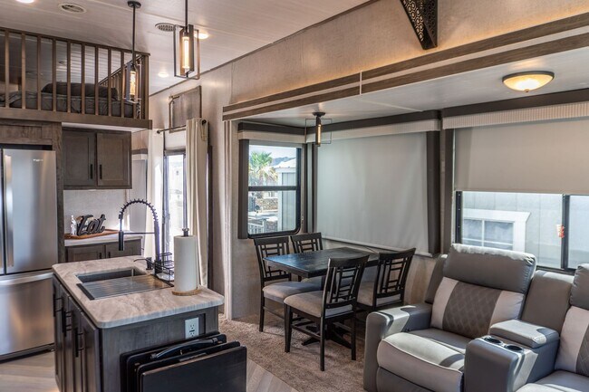Building Photo - Turn-Key Park Model in Yuma Foothills – Fu...