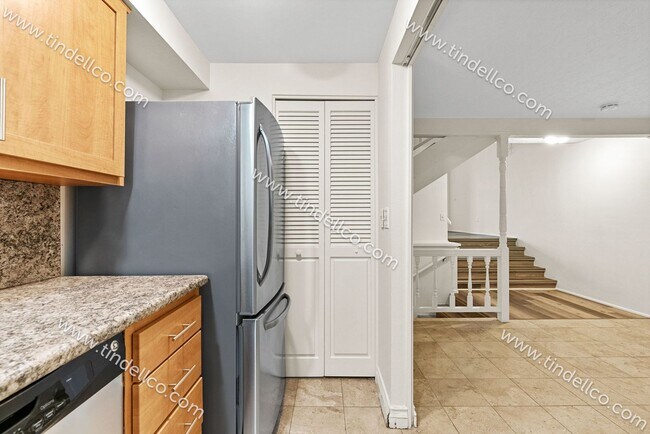 Building Photo - Updated, Spacious 2 Bedroom, Pet Friendly ...
