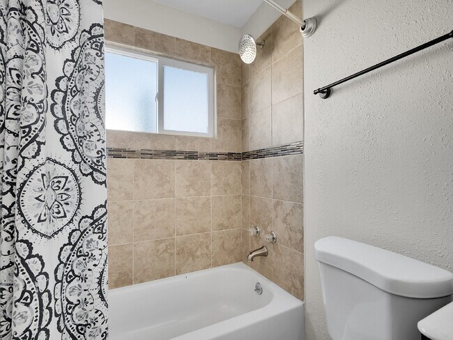 Building Photo - $2,245.95 - $300 OFF - First 2 Months'Rent - 3 Bedrooms, 1.5 Bathrooms, Single Family Home in Aur...