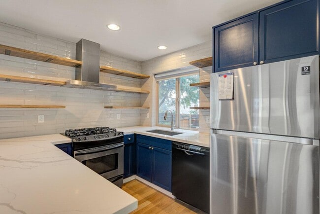 Building Photo - 308 20th Ave S