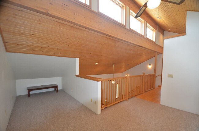 Building Photo - Extended Winter Rental!  Beautiful 3bed/2 ...