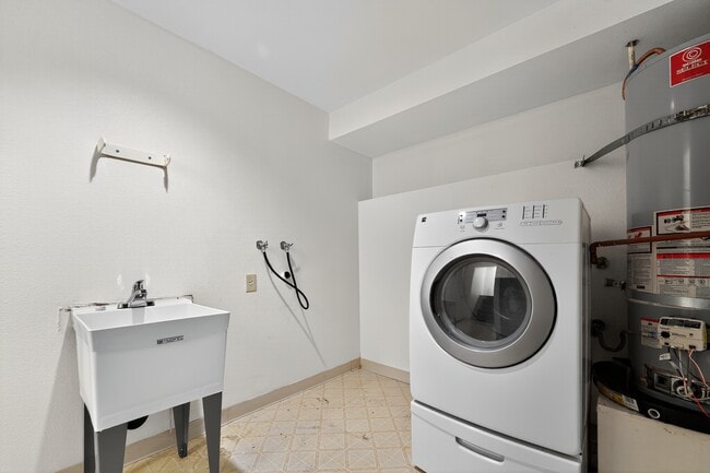 Building Photo - 2800 Plaza del Amo