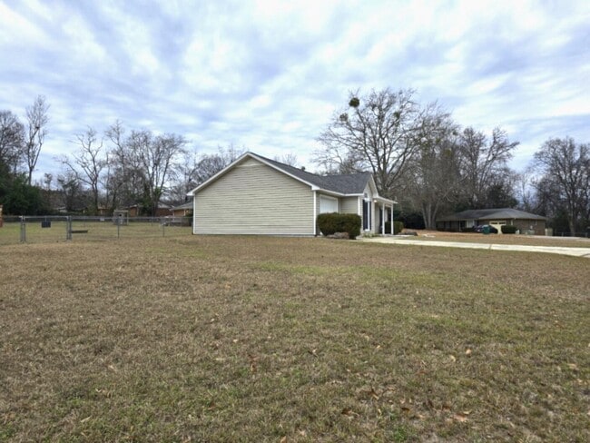 Building Photo - 5945 Lost Creek Dr