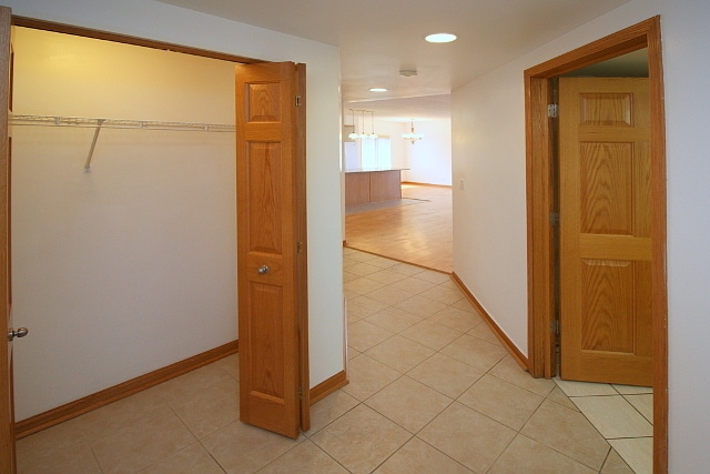 Building Photo - 6560 W Diversey Ave