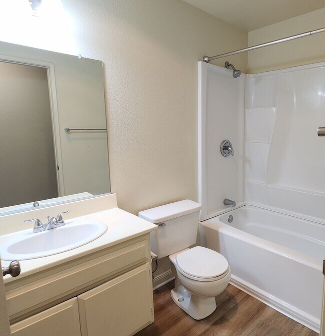 Building Photo - Your perfect Ventura retreat—spacious 3 be...