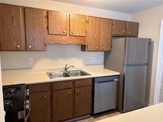 Building Photo - 1600 Oakpoint Dr SW