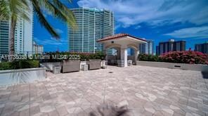 Building Photo - 20000 E Country Club Dr