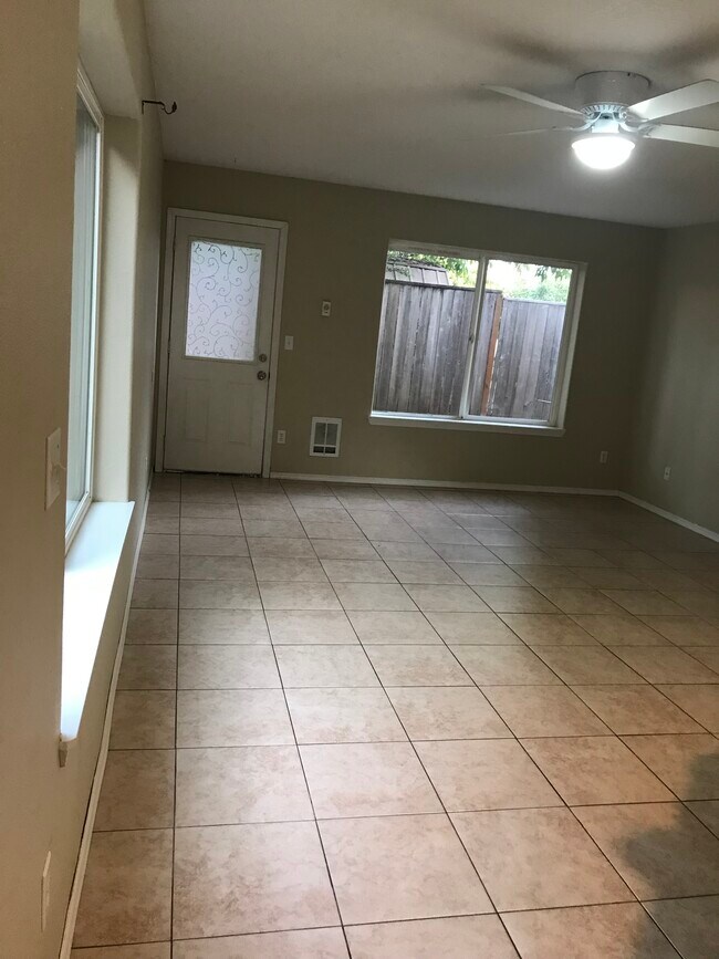 Building Photo - 3013 Main St