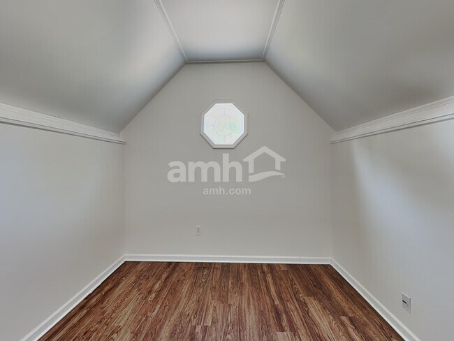 Building Photo - 419 Parallel Dr