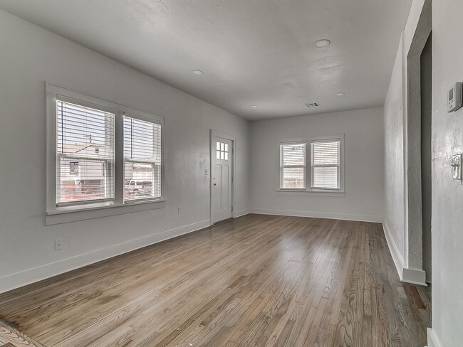 Building Photo - Beautifully Remodeled 2 bed / 1 bath