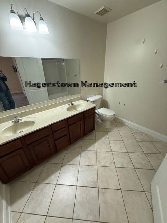 Building Photo - Halfway Townhouse - close to shopping and dining