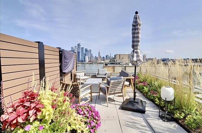 Building Photo - 1425 Hudson St