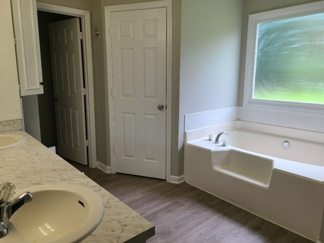 Building Photo - Rent ready 4 bedroom/ 2 bathroom