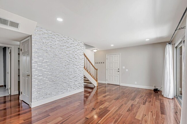 Building Photo - 8130 Park Villa Cir
