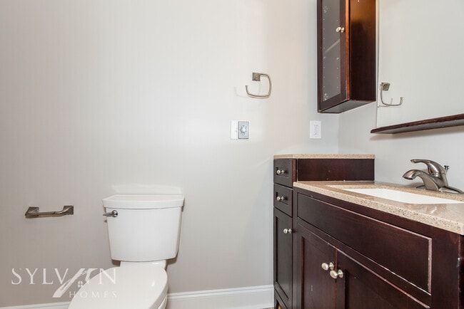 Building Photo - The living is easy in this 2 bedroom, 1 ba...
