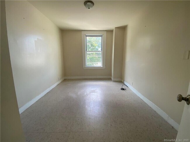 Building Photo - 282 Putnam St