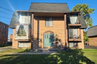 Building Photo - 194 Mead St