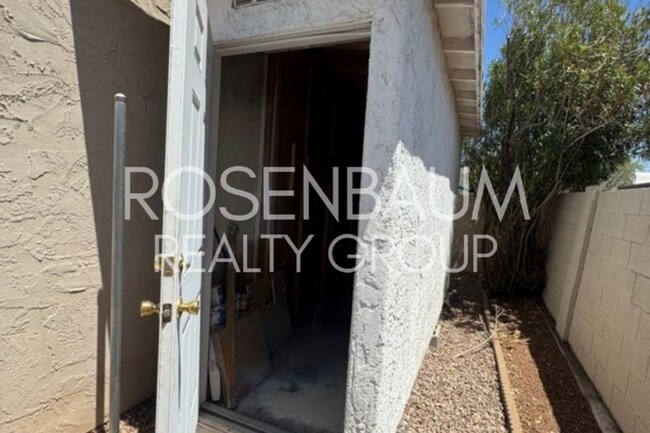 Building Photo - Beautifully updated 3-bedrooms, 2-baths ho...