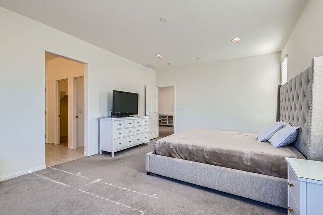 Building Photo - 4 Bed 3 Bath Luxury FURNISHED Home for Rent!