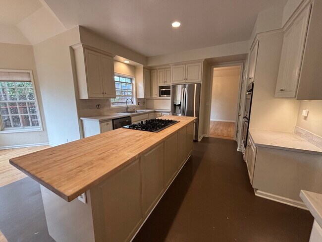 Building Photo - 740 Oak Crest Cir