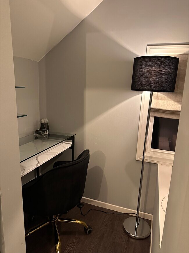 Building Photo - 2026 Holly Hill Ter