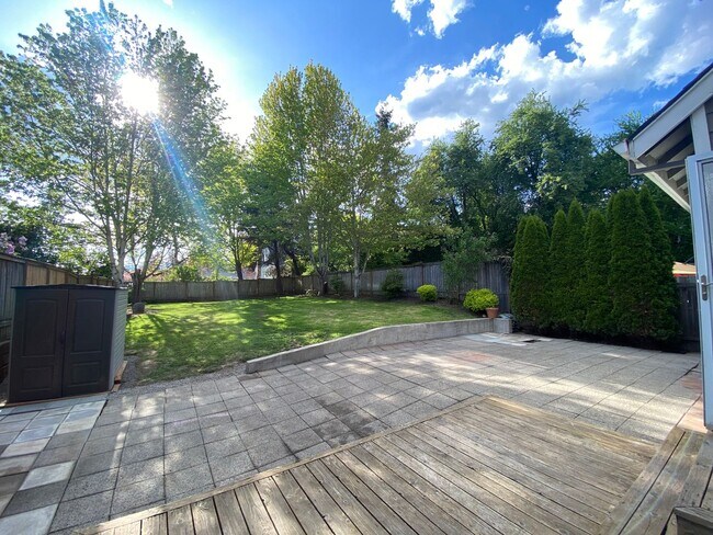 Building Photo - 3BR in great neighborhood with large yard