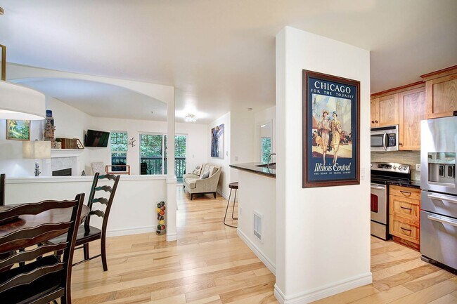 Building Photo - 3Bd/2Ba Issaquah Condo