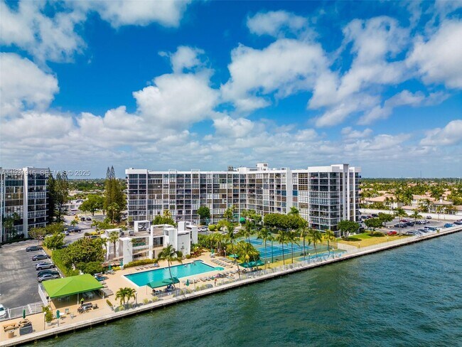 Building Photo - 1000 Parkview Dr