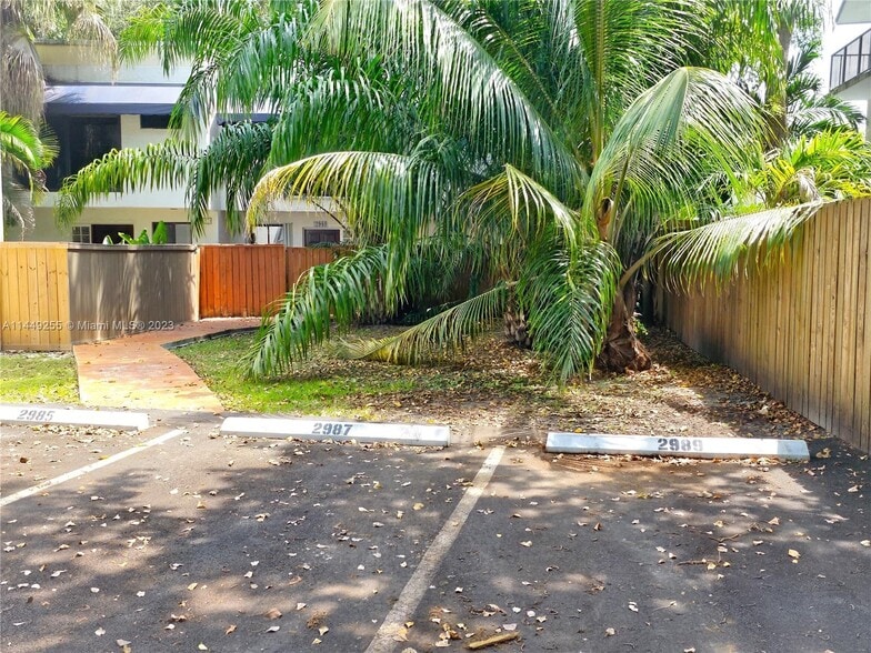 Building Photo - 2989 Bridgeport Ave